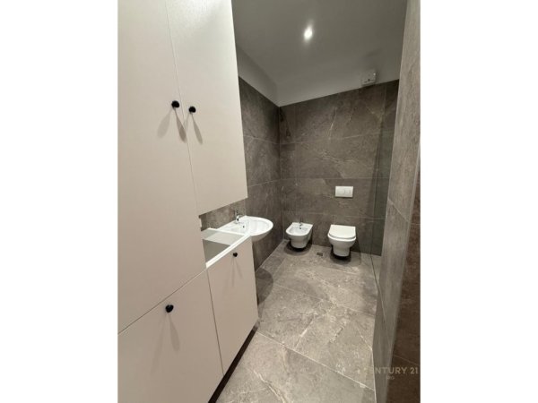 Tirane, jepet me qera apartament 2+1 Kati 9, 115 m² 1.200 € (LIQENI I THATE)