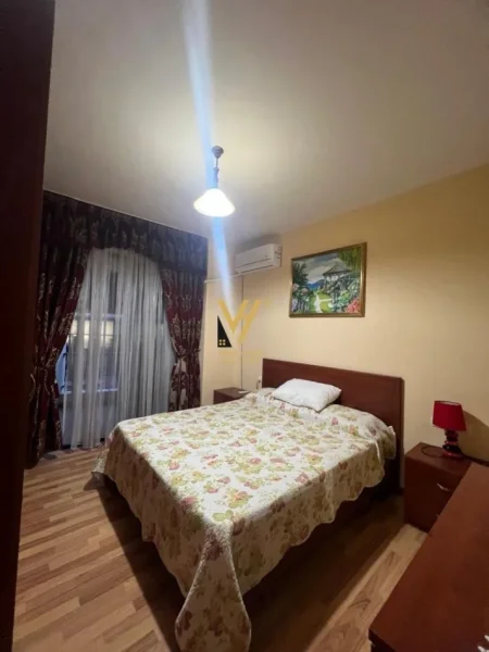 Tirane, jepet me qera apartament 1+1+Ballkon Kati 3, 70 m² 700 € (RRUGA E KOSOVAREVE)