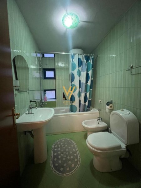 Tirane, jepet me qera apartament 1+1+Ballkon Kati 3, 70 m² 700 € (RRUGA E KOSOVAREVE)