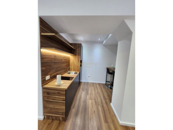 Tirane, jepet me qera zyre Kati 11, 65 m² 1.000 € (Square 21)