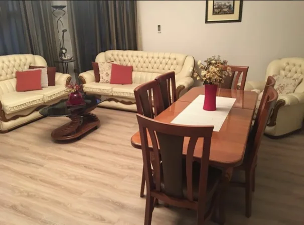 Tirane, jepet me qera apartament 1+1+Ballkon Kati 3, 100 m² 500 € (Mine Peza)