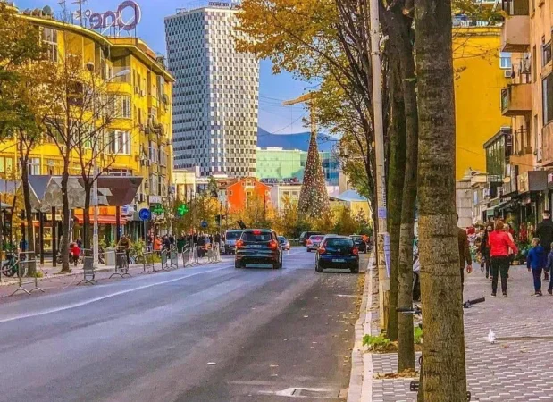 Tirane, jepet me qera dyqan Kati 0, 50 m² 600 € (Rruga e Durresit)