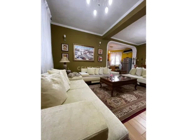 Tirane, jepet me qera apartament 2+1 Kati 1, 120 m² 900 € (xhamllik)