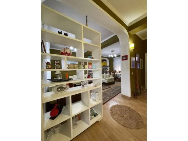 Tirane, jepet me qera apartament 2+1 Kati 1, 120 m² 900 € (xhamllik)