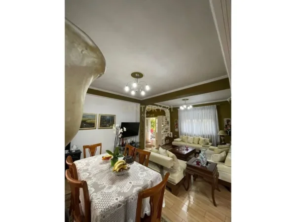 Tirane, jepet me qera apartament 2+1 Kati 1, 120 m² 900 € (xhamllik)