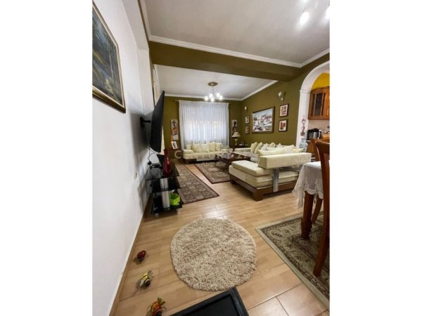 Tirane, jepet me qera apartament 2+1 Kati 1, 120 m² 900 € (xhamllik)