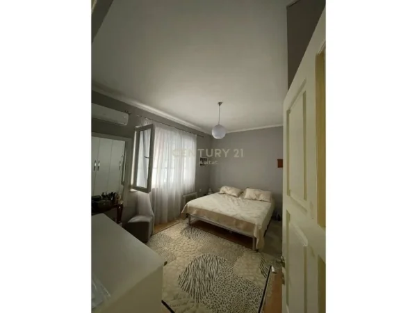 Tirane, jepet me qera apartament 2+1 Kati 1, 120 m² 900 € (xhamllik)
