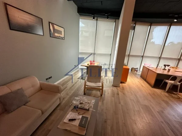 Tirane, jepet me qera zyre Kati 3, 52 m² 1.500 € (Myslym Shyri)