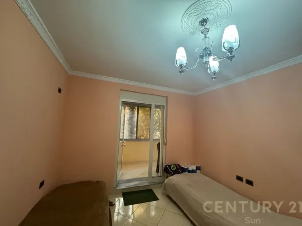 Tirane, jepet me qera apartament 1+1 Kati 2, 76 m² 600 € (Pazari i Ri)