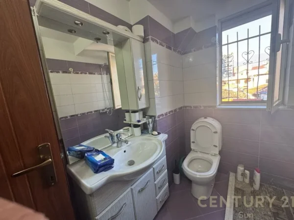 Tirane, jepet me qera apartament 1+1 Kati 2, 76 m² 600 € (Pazari i Ri)