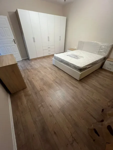 Tirane, jepet me qera apartament 1+1+Aneks+Ballkon Kati 1, 70 m² 350 € (rruga 5 maji)