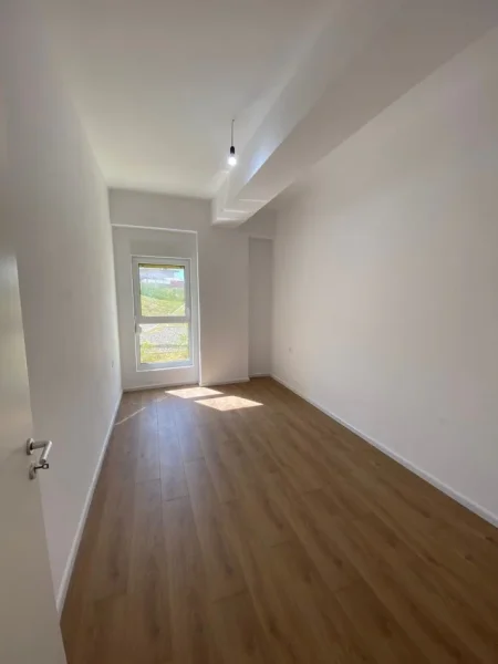 Tirane, jepet me qera apartament 2+1+Ballkon Kati 0, 87 m² 350 € (Rezidenca Kaimi, Ali Dem) OPP53150