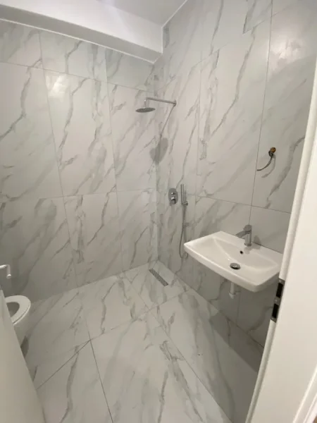 Tirane, jepet me qera apartament 2+1+Ballkon Kati 0, 87 m² 350 € (Rezidenca Kaimi, Ali Dem) OPP53150