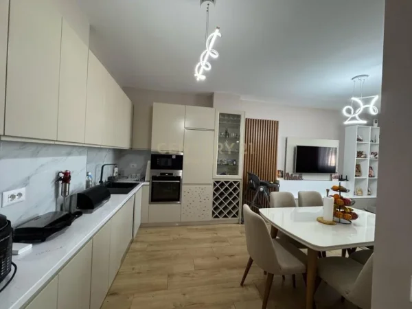 Tirane, shitet apartament 2+1+Ballkon Kati 9, 95 m² 135.000 € (Grand Gallery , Yzberisht)