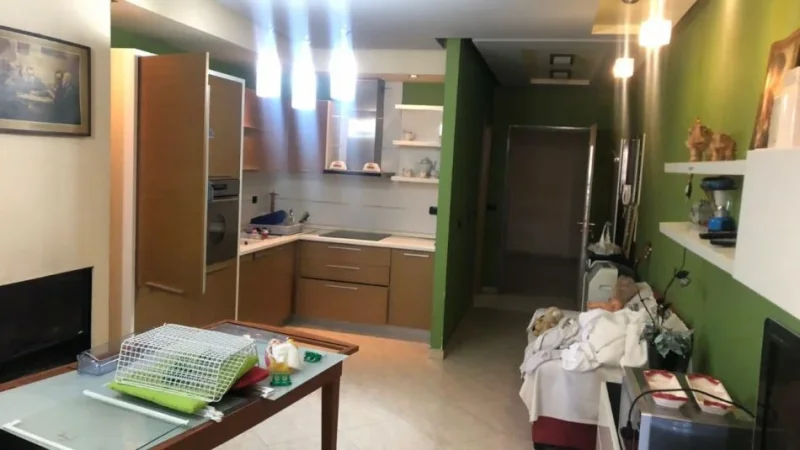 Tirane, jepet me qera apartament 2+1 Kati 2, 450 € (astir)