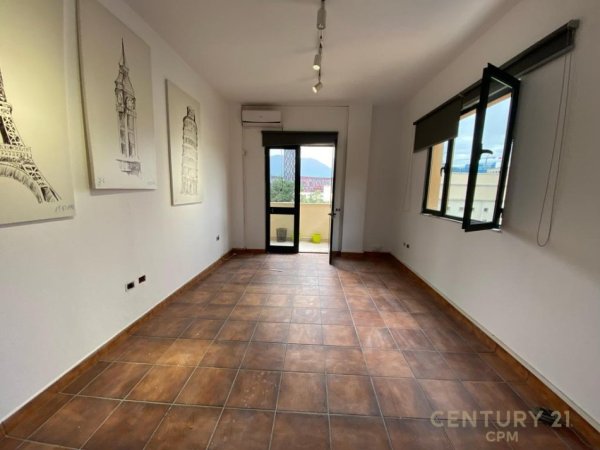 Tirane, jepet me qera zyre Kati 4, 156 m² 750 € (Ish Blloku)