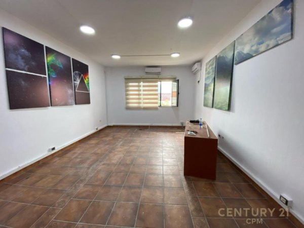 Tirane, jepet me qera zyre Kati 4, 156 m² 750 € (Ish Blloku)