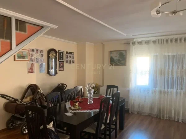 Tirane, shitet apartament duplex Dublex , 200 m² 320.000 € 