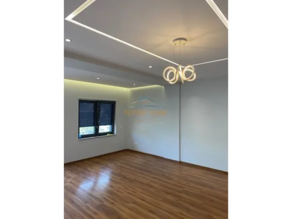 Tirane, jepet me qera ambjent biznesi Kati 7, 146 m² 1.600 € (Zogu i Zi)