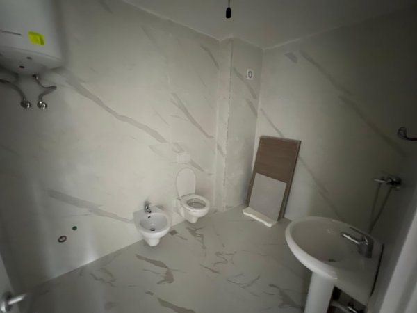 Tirane, jepet me qera apartament 2+1 Kati 4, 83 m² 450 € (rruga 5 maji)