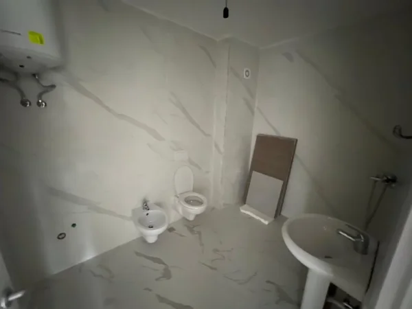 Tirane, jepet me qera apartament 2+1 Kati 4, 83 m² 450 € (rruga 5 maji)