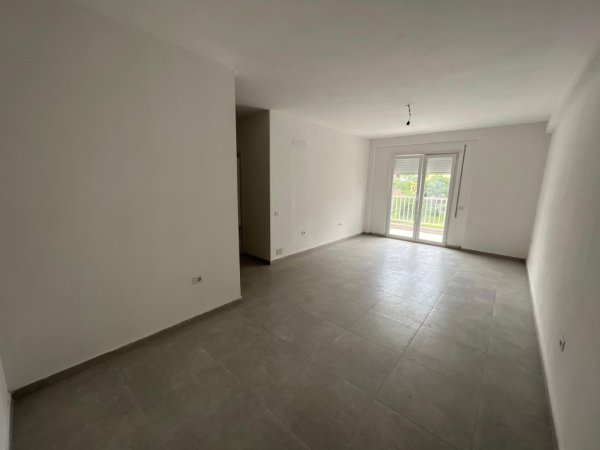 Tirane, jepet me qera apartament 2+1 Kati 4, 83 m² 450 € (rruga 5 maji)