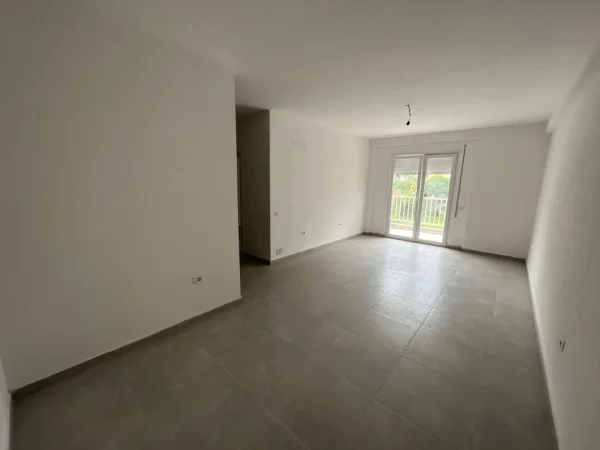 Tirane, jepet me qera apartament 2+1 Kati 4, 83 m² 450 € (rruga 5 maji)