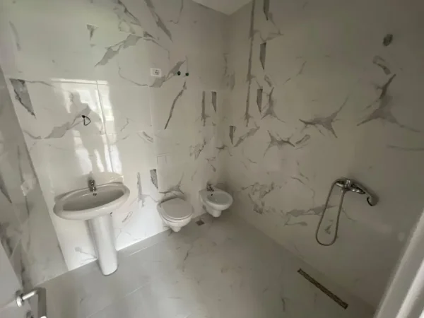 Tirane, jepet me qera apartament 2+1 Kati 4, 83 m² 450 € (rruga 5 maji)