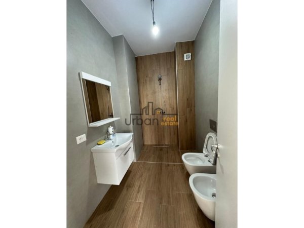 Tirane, jepet me qera zyre Kati 9, 90 m² 700 € (Pazari i Ri)