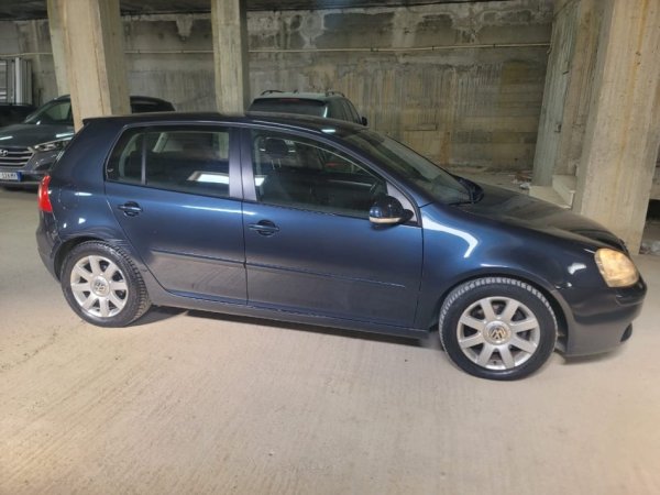 Tirane, shitet makine GOLF 5 Nafte, blu automatik Kondicioner 240.000 km 4.650 €