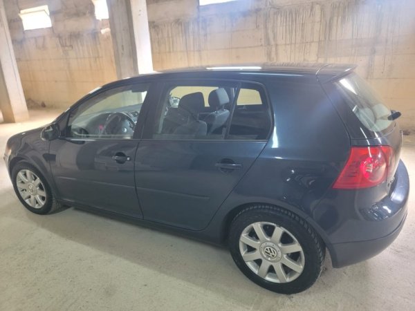 Tirane, shitet makine GOLF 5 Nafte, blu automatik Kondicioner 240.000 km 4.650 €