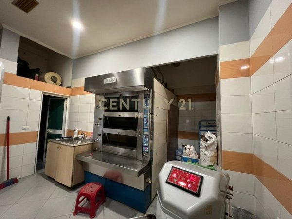 Tirane, shitet ambjent biznesi Kati 0, 48 m² 90.000 € (Kombinat)