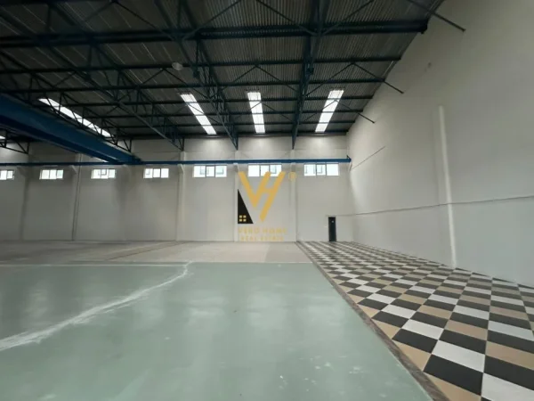 Tirane, jepet me qera magazine Kati 0, 850 m² 5.000 € (PICAR)