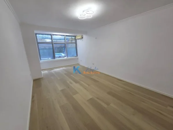 Tirane, shitet apartament 2+1 Kati 2, 75 m² 188.000 € (21 Dhjetori, buzë rrugës kryesore)