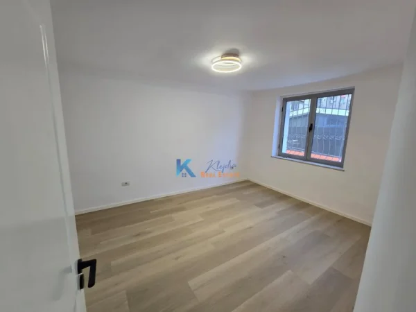 Tirane, shitet apartament 2+1 Kati 2, 75 m² 188.000 € (21 Dhjetori, buzë rrugës kryesore)