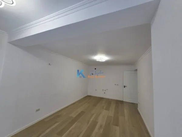 Tirane, shitet apartament 2+1 Kati 2, 75 m² 188.000 € (21 Dhjetori, buzë rrugës kryesore)