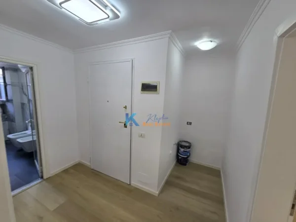 Tirane, shitet apartament 2+1 Kati 2, 75 m² 188.000 € (21 Dhjetori, buzë rrugës kryesore)