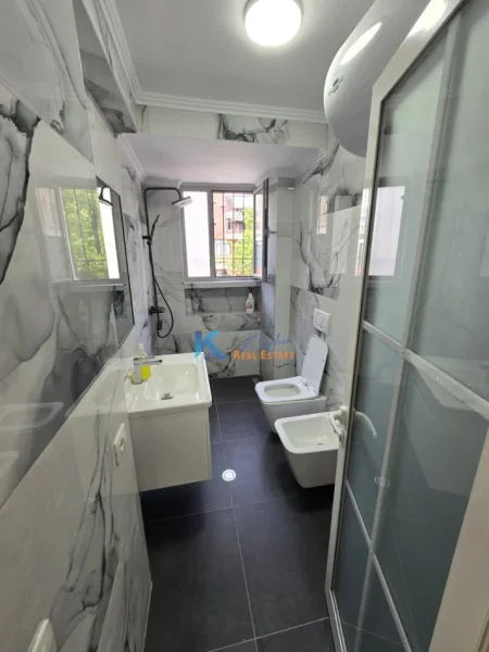 Tirane, shitet apartament 2+1 Kati 2, 75 m² 188.000 € (21 Dhjetori, buzë rrugës kryesore)