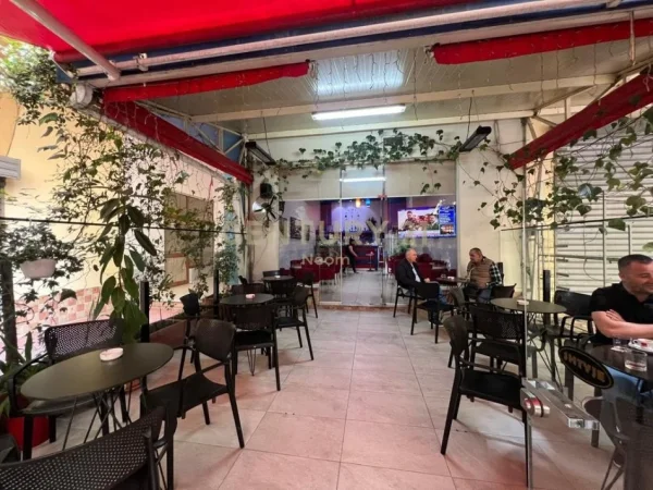 Tirane, shitet lokal Kati 0, 52 m² 160.000 € (Kombinat)