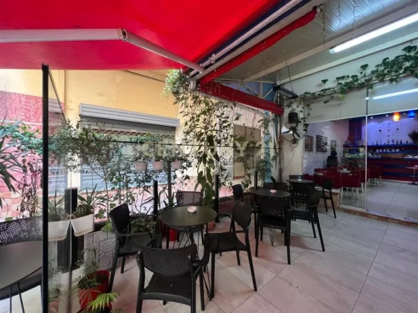 Tirane, shitet lokal Kati 0, 52 m² 160.000 € (Kombinat)
