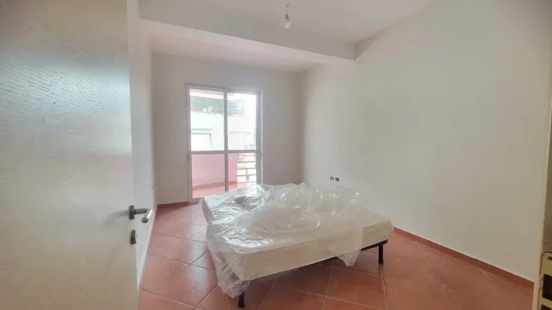 Tirane, jap me qera apartament 3+1 Kati 4, 100 m² 500 € (Mihal grameno)