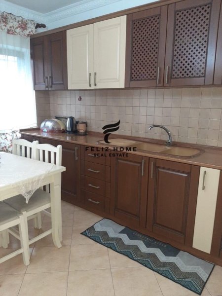 Tirane, jepet me qera apartament 1+1 Kati 1, 72 m² 500 € (BULEVARDI BAJRAM CURRI)