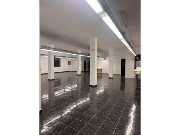 Tirane, jepet me qera dyqan Kati 2, 420 m² 2.100 € (Kamez)
