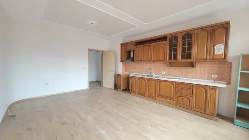 Tirane, jepet me qera zyre Kati 4, 120 m² 550 € (Mihal Grameno)