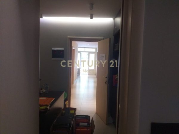 Tirane, jap me qera ambjent biznesi , 35 m² 600 € (Myslym Shyri)