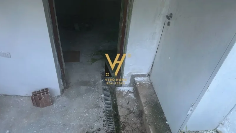 Tirane, jepet me qera magazine Kati -1, 18 m² 300 € (RRUGA E DURRESIT)