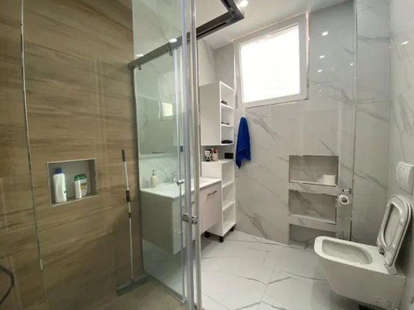 Tirane, jepet me qera apartament 1+1 Kati 2, 65 m² 750 € (RRUGA E DURRESIT)