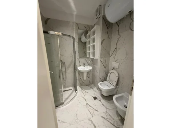 Tirane, jap me qera apartament 2+1+2+POST PARKIMI+Ballkon , 115 m² 1.200 € (Liqeni i Thatë)