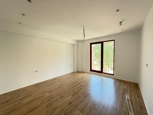 Tirane, jepet me qera zyre Kati 2, 83 m² 1300 € (rruga e Kavajes)