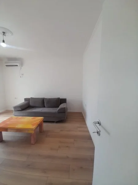 Tirane, jepet me qera apartament 1+1+Ballkon Kati 4, 52 m² 400 € (rruga e kavajes)